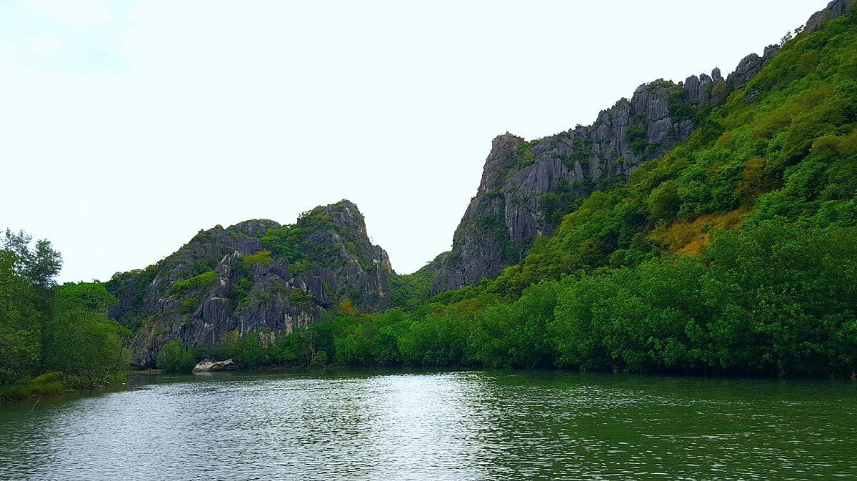 พักชมบรรยากาศ หุบเขาที่เรียงราย จนคล้ายกุ้ยหลินแห่งเมืองจีน ... สวยงามทั้งธรรมชาติและ สัตว์ป่าสงวน ท