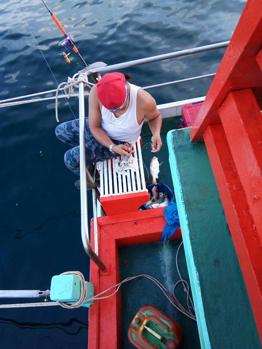 คนที่อยู่หลังเรือ ถึงกับจิตตก ฟุ้งซ่าน ต้องหาอะไรทำ โดนการตบเด็ก ตบอยู่คนเดียว ตบมันทั้งคืน แต่ก็ต้อ