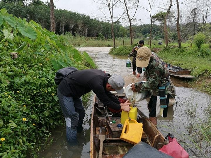 โยเป็นคนมีน้ำใจมาก ช่วยขนของลงเรือและขนกลับจนของหมดทุกชิ้น
ซื้อเหยื่อปลอมมาฝากมากมาย
แถมยังแจกเหยื