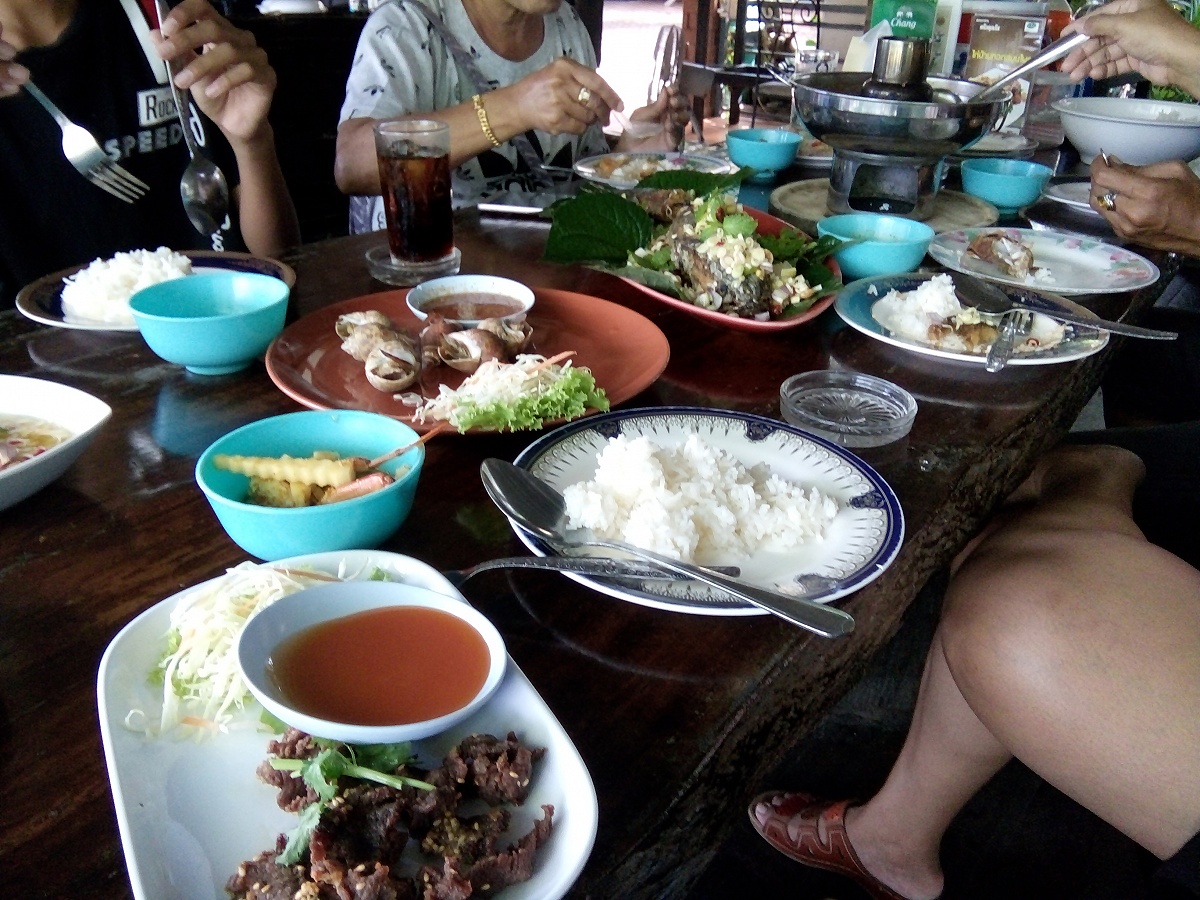 อาหารก่อนเข้าบ้านครับ :umh: :umh: :umh: