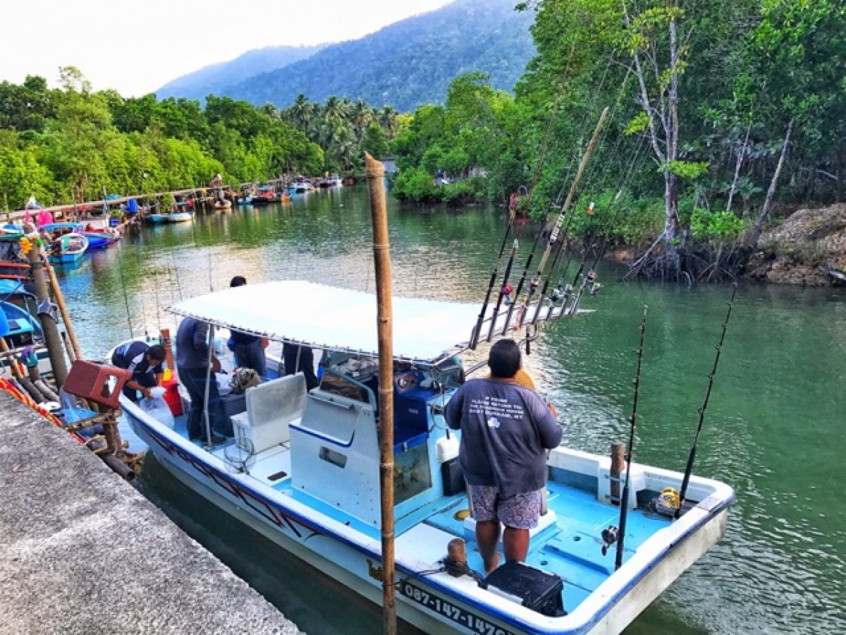 เรือขนาดประมาณ 24 ฟุต วันนี้บรรจุลูกเรือ 2 คน กับผู้โดยสารอีก 5 ชีวิต แน่นพอดีๆ