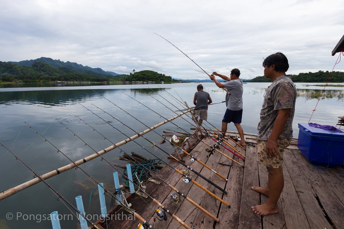 16.00 น. ชุดที่ซิ่งเรือไปเที่ยวผาผึ้งกลับมากัน

พอดีกับที่ชุดหน้าดินที่หน้าแพพักก็ทำงานอีกครั้ง