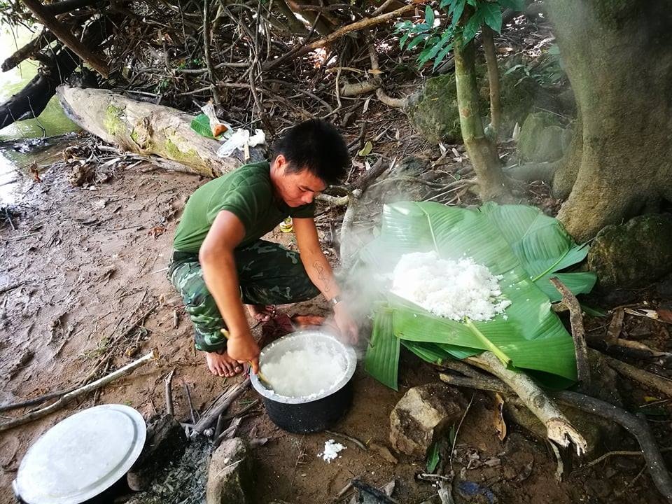 

ทหารเอาข้าวออกเพื่อเอาหม้อไปทำต้มใบมันหมูใส่ผักกูใส่ปลากระป๋อง เพิ่งเคยกินครั้งแรก ใบไม้เก็บเอาแ