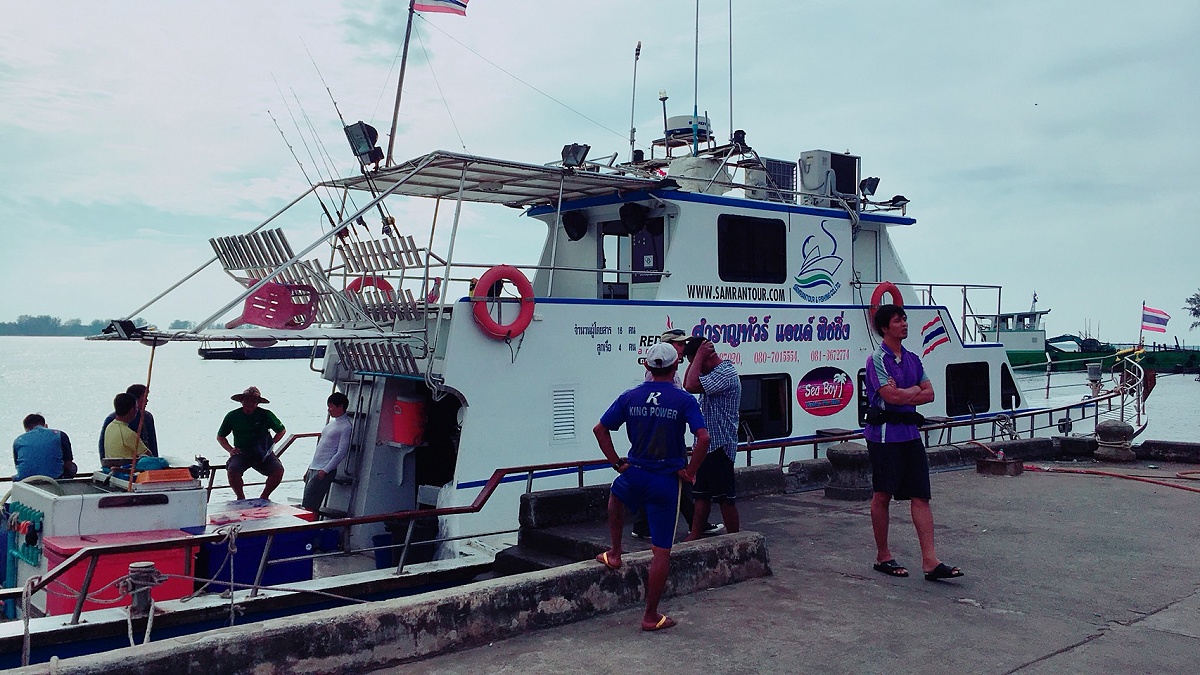 มาถึงท่าเรือหาดยาว ประมาณ 8.30น.  เพราะต้องไปรับสมาชิก ที่ นคร และที่ ลานสกา  เลยมาสายครับ
 :grin: 