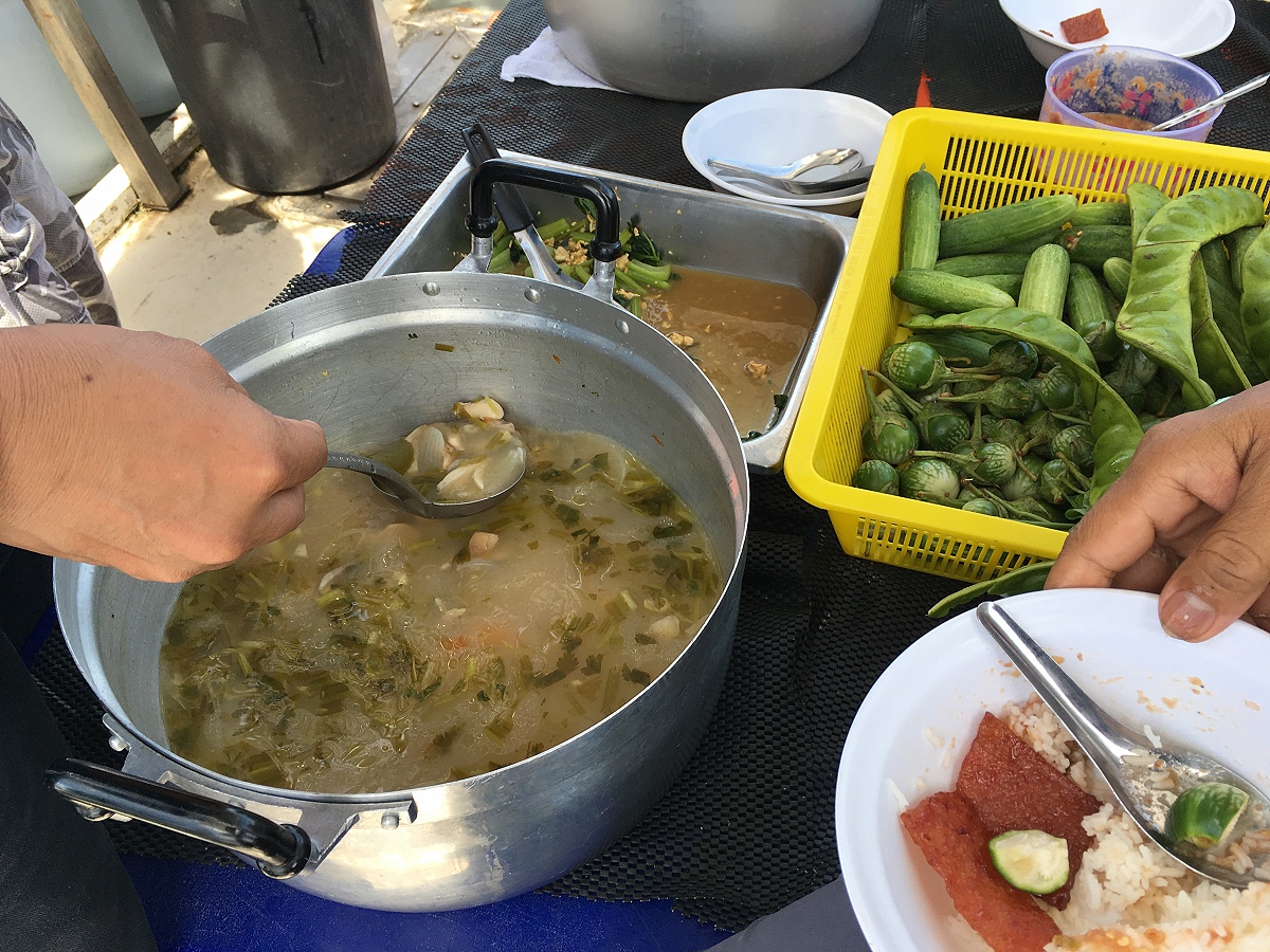 มื้อแรกทริปนี้ หมูไก่ กันไปก่อนนะครับ
 :laughing: :laughing: