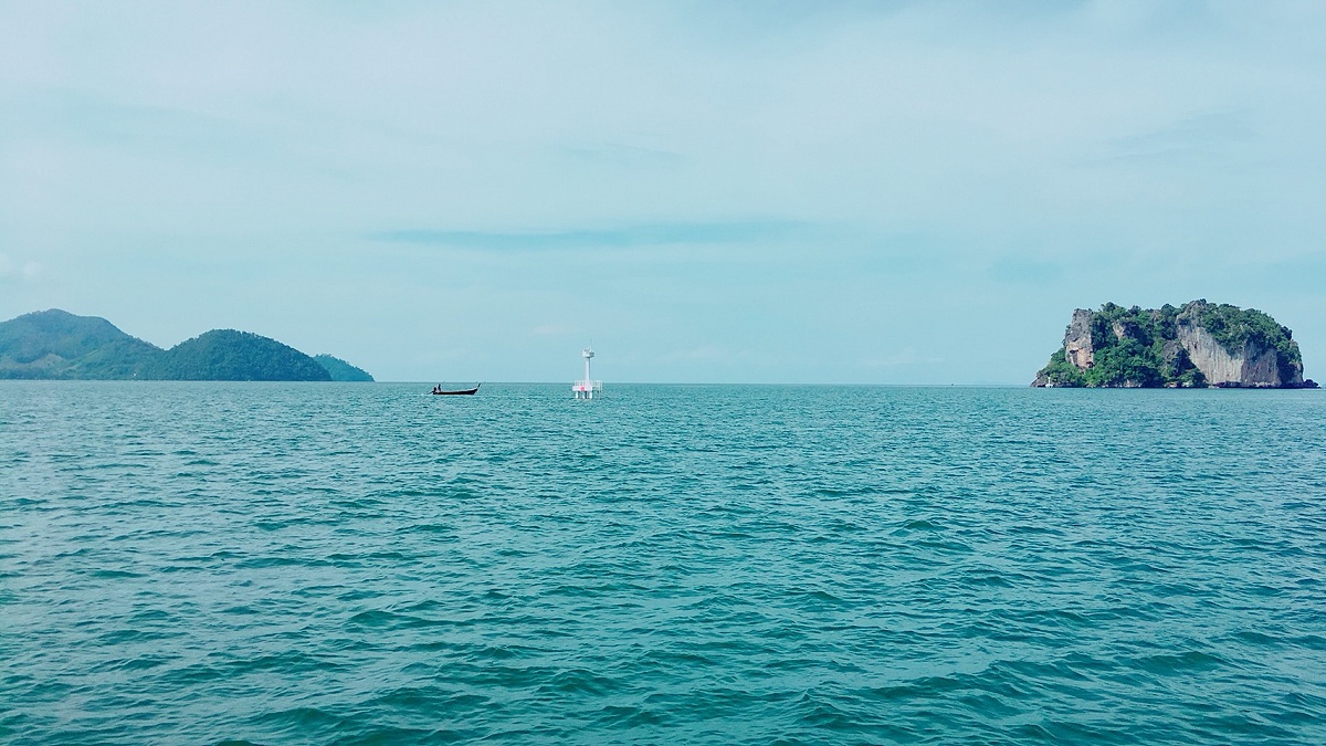 บรรยากาศ  ทะเลตรังครับ
 :smile: :smile: