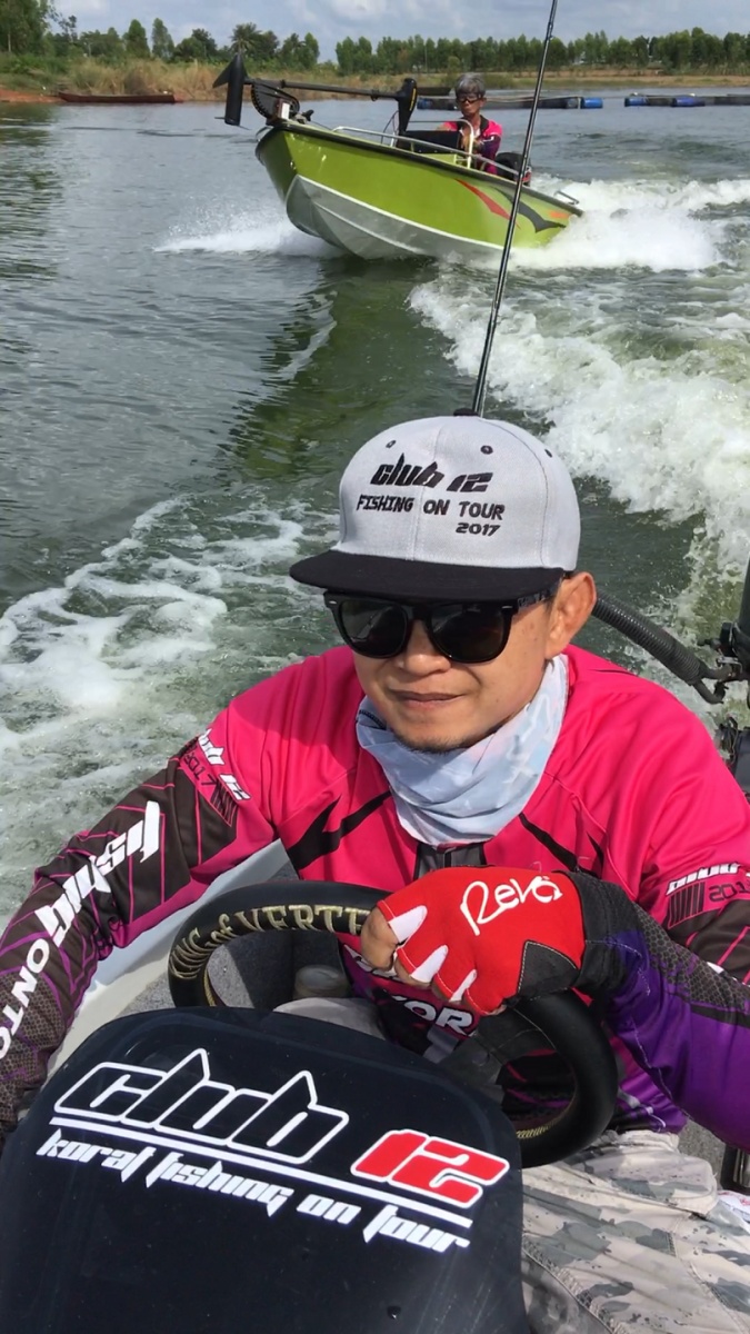 เรือท่านประธาน ด้านหลัง ออกตัวนี่ยกล้อเลยทีเดียว คนเฒ่าแต่ยังคงมีแรง :laughing: :laughing: