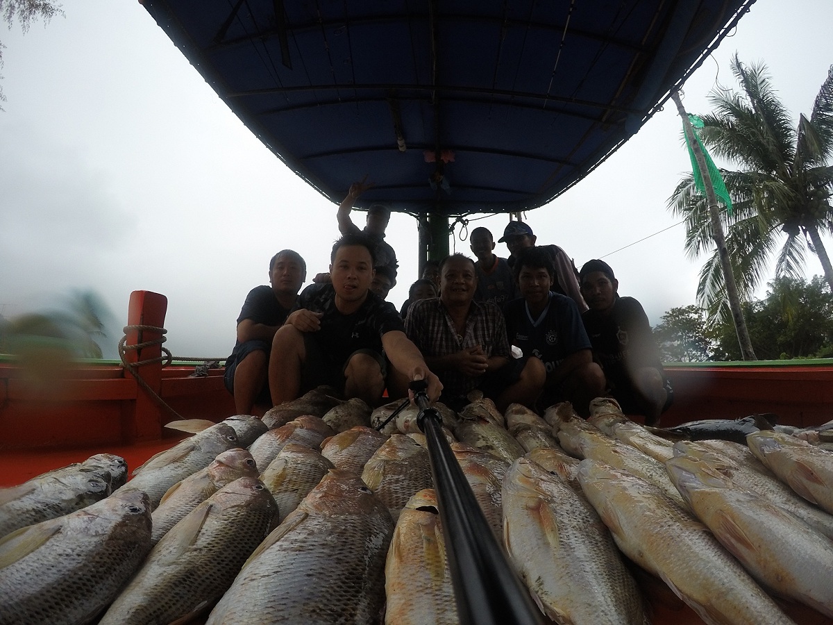 ปลารวม ถ่ายรูปพร้อมกับไต๋อ้วนและทีมงาน :cheer: