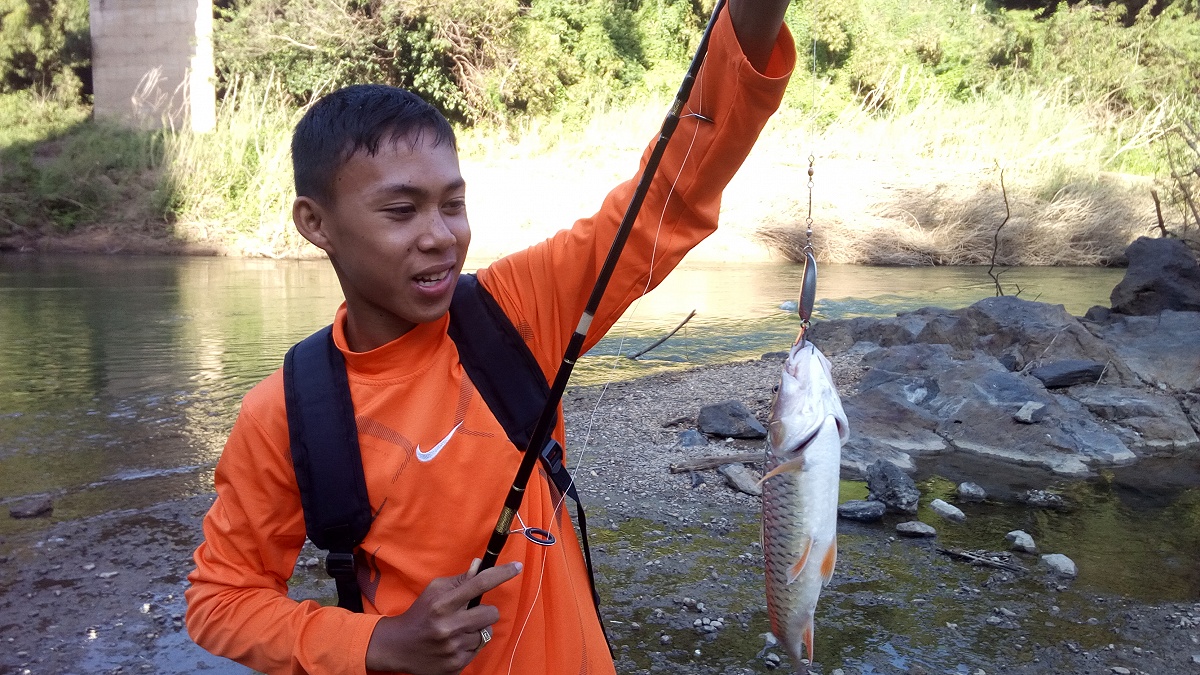 สุดยอดครับ
ใบหน้าเปื้อนไปด้วยความสุขเต็มใบหน้า
