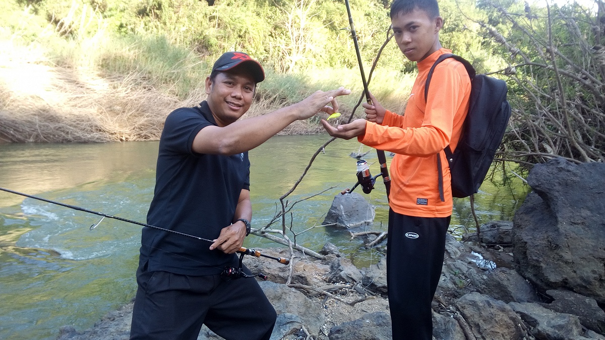 ไม่เป็นไรครับ..เอาตัวนี้ของผมไปลอง
ผมหยิบเหยื่อตัวโปลดของผมตัวนึงให้เขาอย่างไม่ลังเล
เพื่อบรรเทาเห