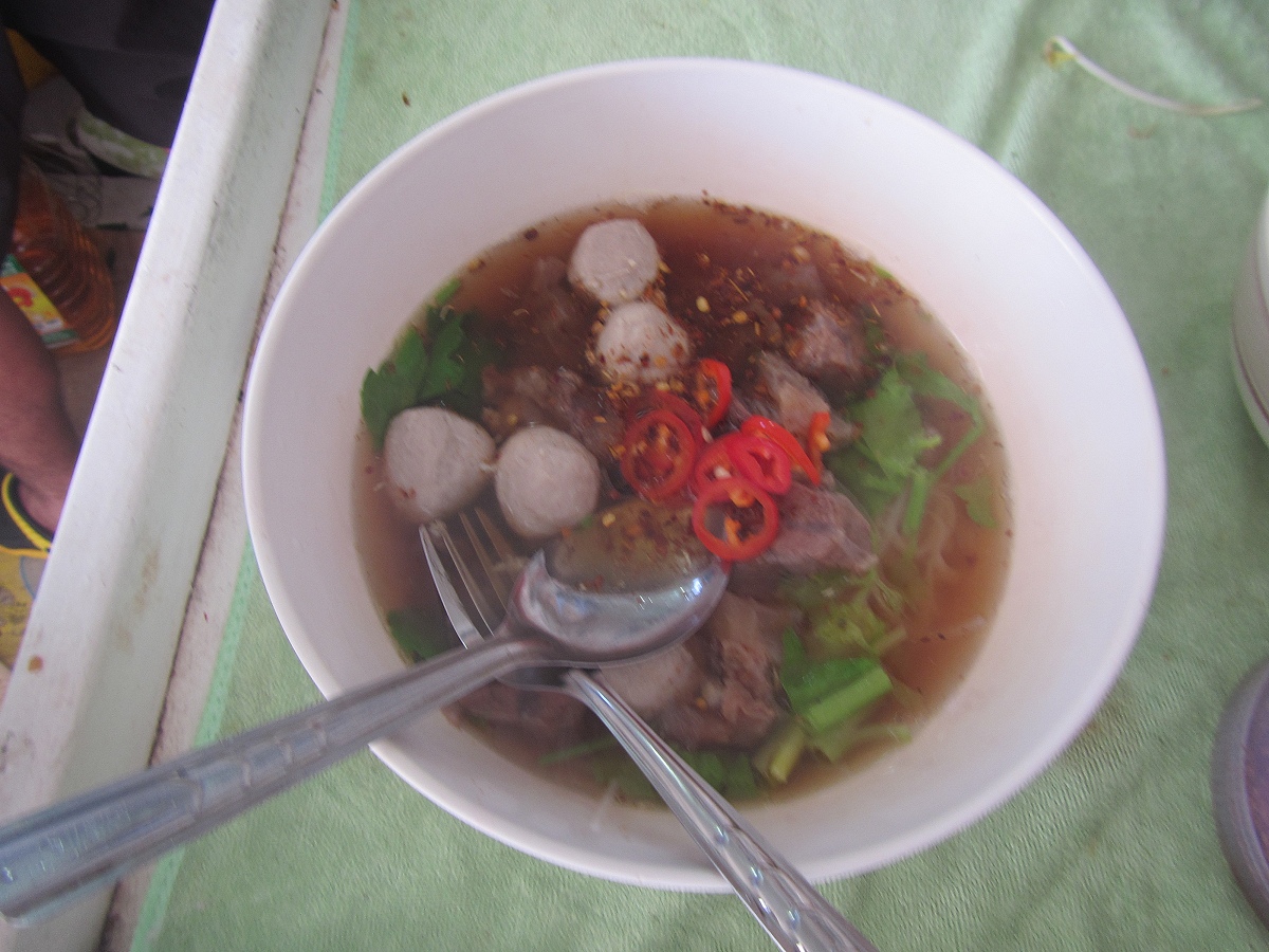 พักกินข้าวหน่อยก๋วยเตียวเจ้ไก่  เรียกพลัง หน่อย