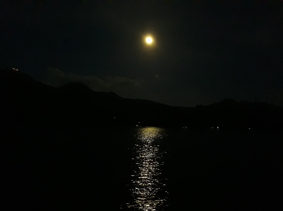 คืนนั้นเป็นคืน พราะจันทร์เต็มดวงครับ supper moon  แต่บ้านเราคงไม่ใหณ่มากมาย แต่สว่างมากครับ ราตรีนี้