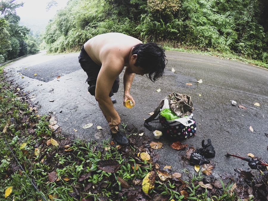 

 [center][b]ฝนตกๆแบบนี้ทากเยอะเเน่ พี่โทนี่ฉโลมน้ำมันมวยเต็มขาจนกลิ่งฟุ้งไปหมด[/b][/center]

