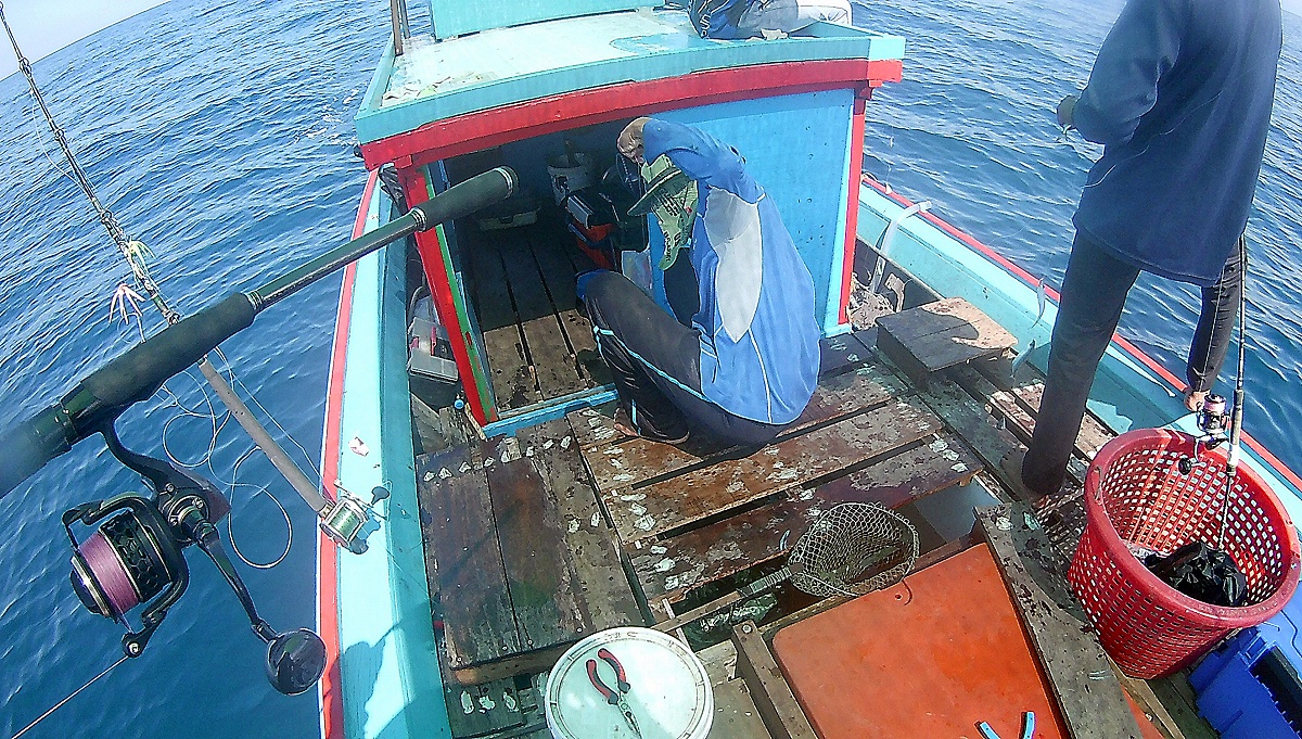 วิ่งเรือออกไปเกาะซั้ง หาลูกปลาเพิ่มเติม งานนี้เราจะวิ่งย้อยกลับ และเน้นลอยปลาอีโต้มอญ ตามซั้งที่เราเ