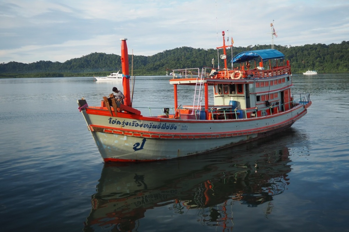 เรือไต๋ฮกจอดที่กลางคลอง  ต้องวิ่งเข้ามาจอดท่าเรือ 7.30 น.

 :smile: :smile: