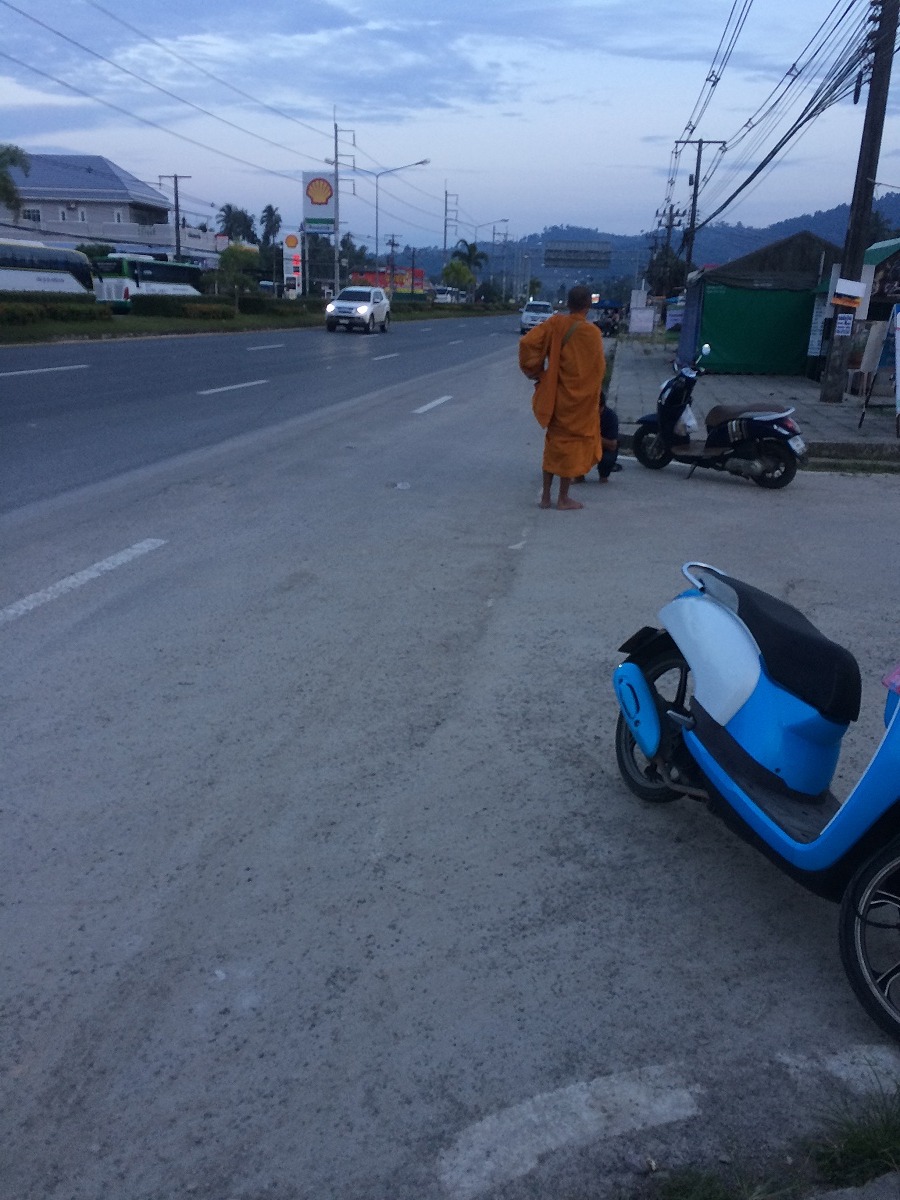 ใส่บาตรพระหน่อยครับก่อนลงเรือ