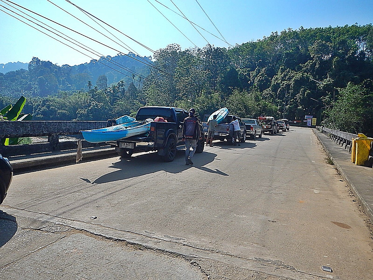 หัวสะพานคือจุดที่เราจะฝากรถสำหรับคันที่ไม่ได้เอาขึ้นเขาไปครับ