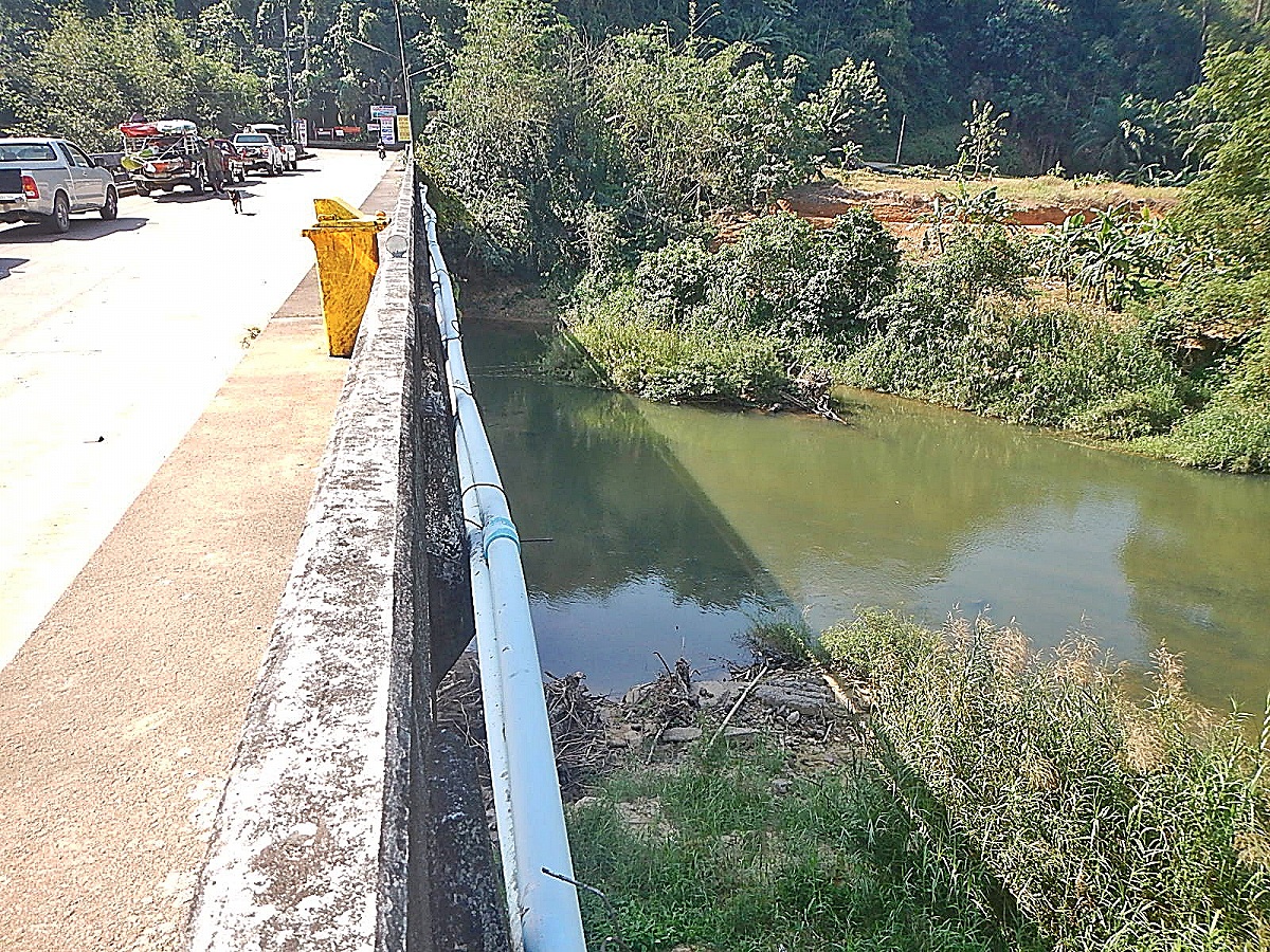 ส่วนด้านล่างใต้สะพานนี่และครับ ที่เค้าเรียกว่า..... [b]คลองพะโต๊ะ[/b]