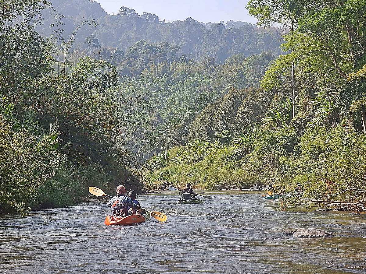 
คาวมสวยความงามมันอยู่ตรงที่ว่าเราได้เก็บบรรยากาศที่แสนสดชื่น 
ตอนล่องเรือ รับลมเบาๆกันมือที่สัมผั