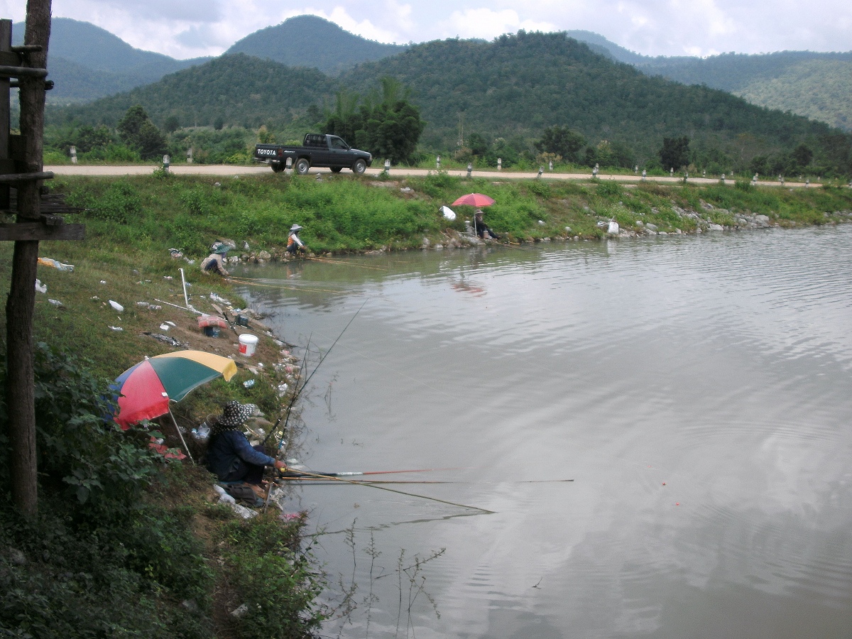 ชาวบ้านที่มีอาชีพรับจ้างทั่วไปในงานเกษตร มักใช้สถานที่นี้มาหลังเลิกงาน มาหาปลาทำกับข้าวกัน คันไม้ไผ่