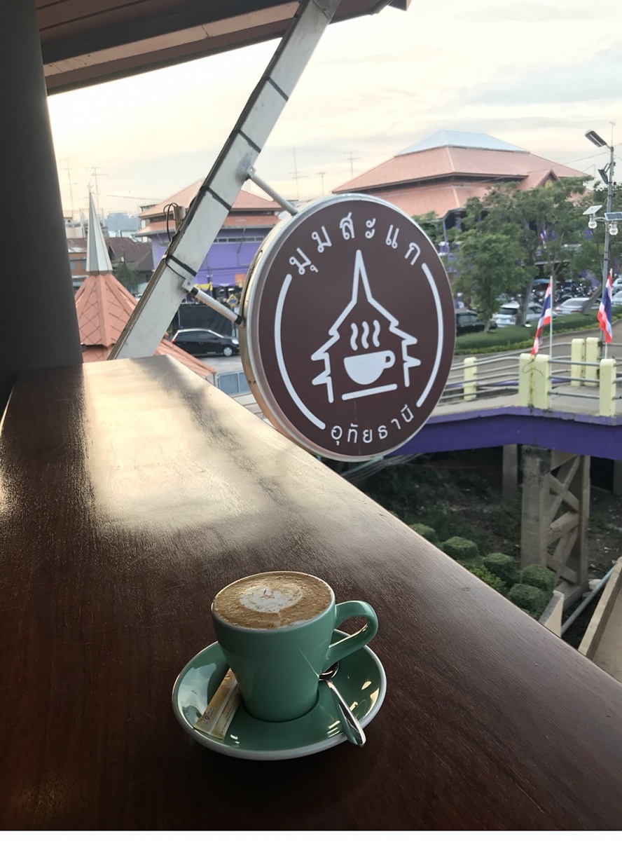 พักเบรคด้วยกาแฟสักแก้ว  ร้านอยู่ริมแม่น้ำสะแกกรัง  ตีนสะพานข้ามไปเพาะเพโท  จุดเช็คอินของใครหลายคนครั