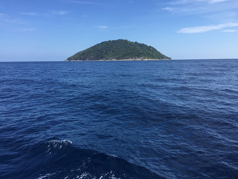 เดินทางกลับจากชายร่อยวันที่24 ผ่านเกาะตาชัย ชาวบ้านพี่พังงาจะเรียกว่าเกาะบัว  :cheer: