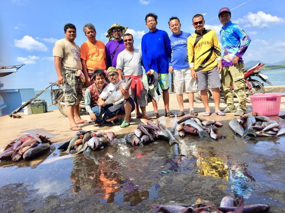 ขอปิดท้ายด้วยภาพนี้ครับ ขอขอบคุณมิตรภาพของเพื่อนตกปลา ขอบคุณไต๋เล็กและคนเรือที่พาไปหาความมัน
 [b]ถึ