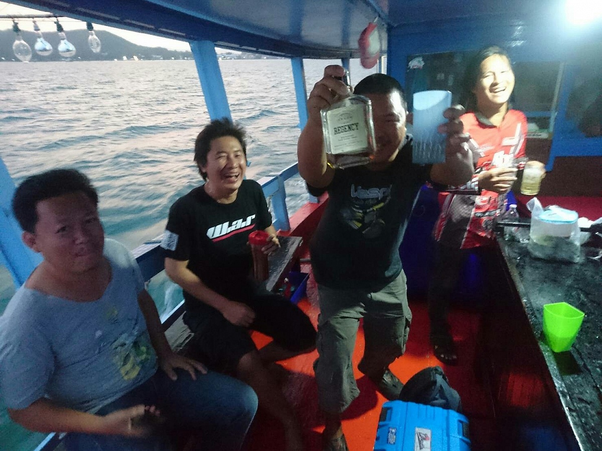 ออกเรือตกปลาลั้ลลากันจังนะ ทีแม่บ้านใช้ไปซื้อของงี้ทำหน้าเป็นตูด.... :laughing: :laughing: :laughing