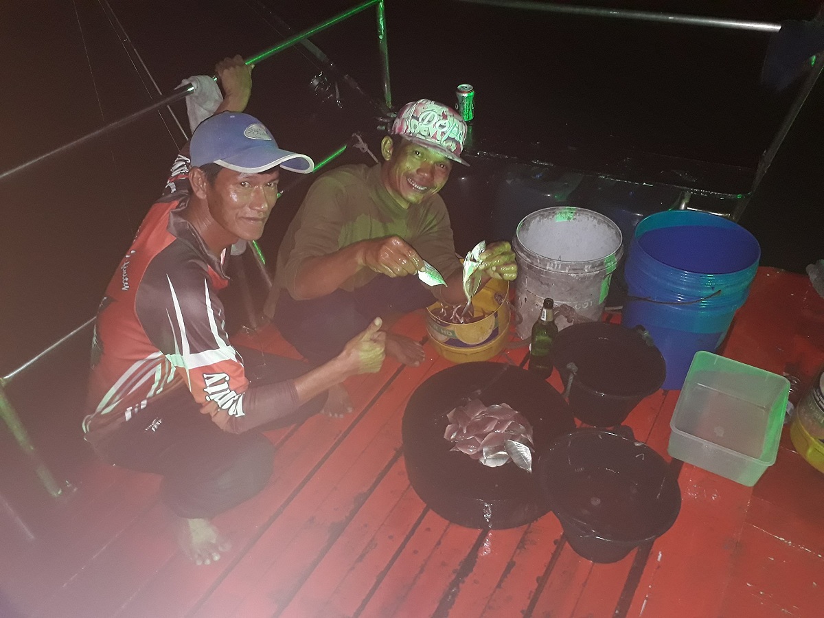 ชุลมุนวุ่นวายยุพักใหญ่จนท้ายเรือขี้เกียจเดินมาเทใส่ถังเลยจับแปรรูปซะ... :cheer: :cheer: :cheer: :che