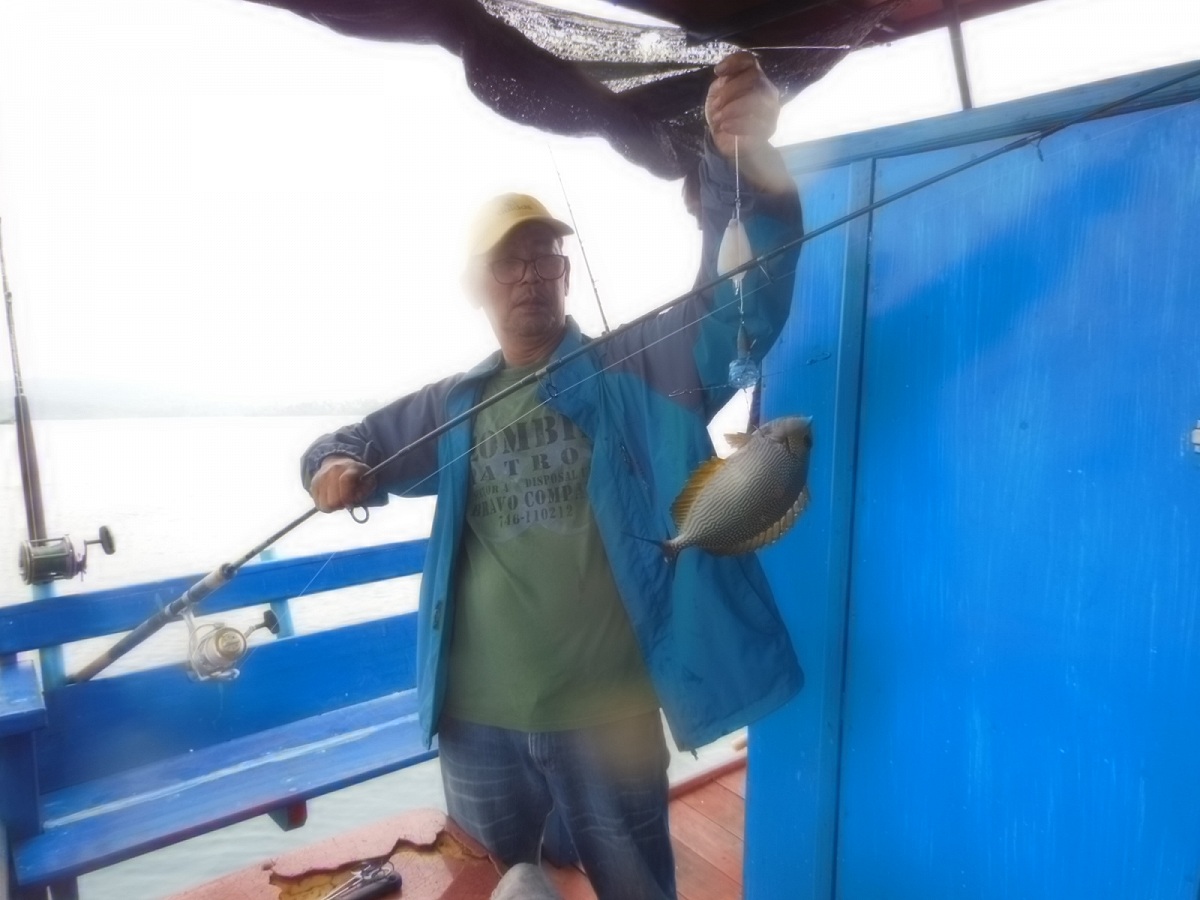 หลังเรือก็เล่นสลิดหินไป มันมากันเป