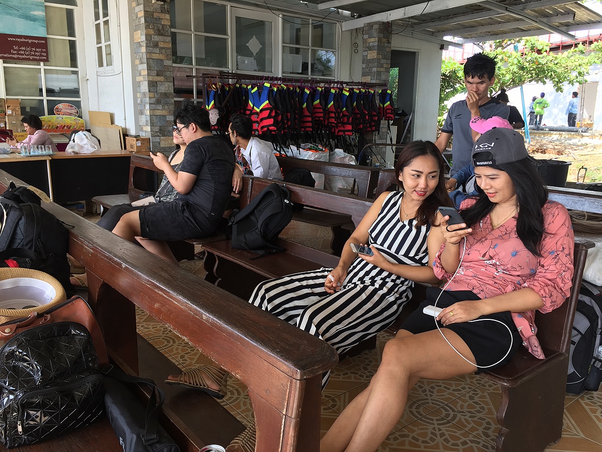 จากที่พักมายังท่าเรือฉลอง 15 นาทีพักย่อยได้อีกนิด