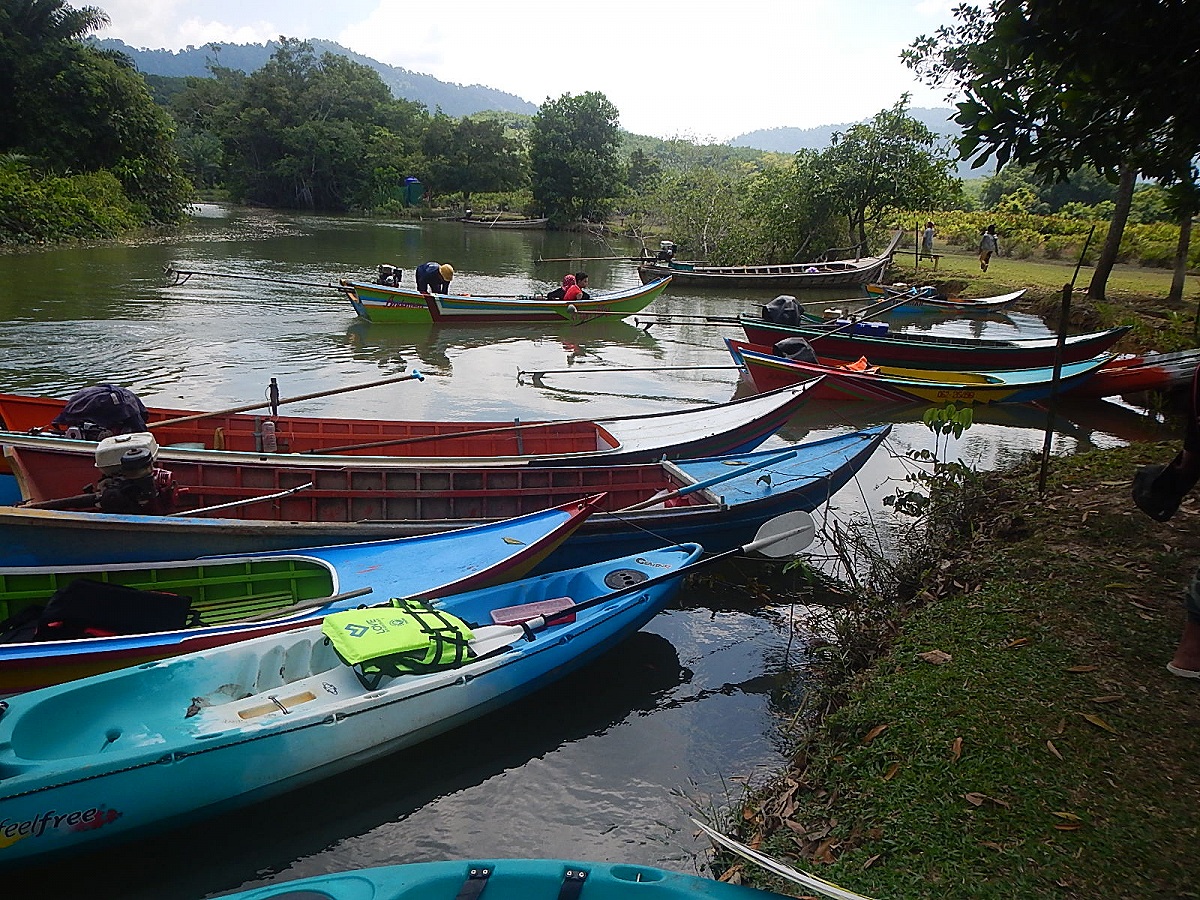 
เรือพีท เรือคายัค เทียบข้างคลองพักผ่อนกับบนดอนขี้ควาย