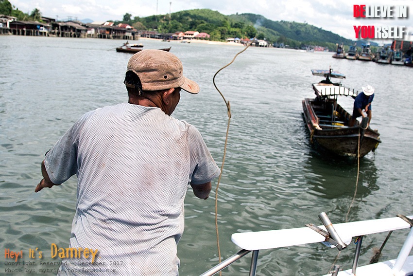 เมื่อนำเรือมาลอยลำกลางร่องน้ำได้เป็นที่เรียบร้อยแล้ว ก็ถึงเวลาปลดเปลื้องพันธการเชือกลากจูงนี้เสียที