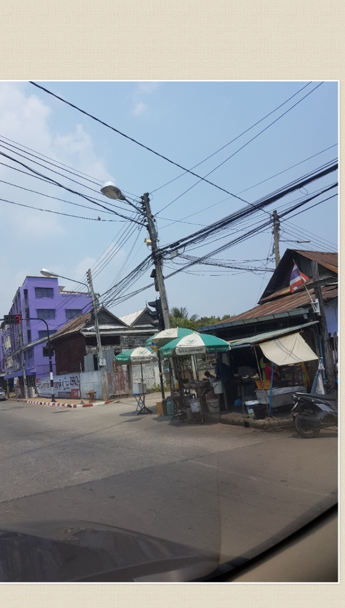 ร้านก๋วยเตี๋ยวไก่เจ็กหัว  ที่น้าท่านหนึ่งเคยแนะนำในกระทู้ก่อน  แต่ผมไม่ได้นั่งกินนะครับ  สั่งเล็กแห้