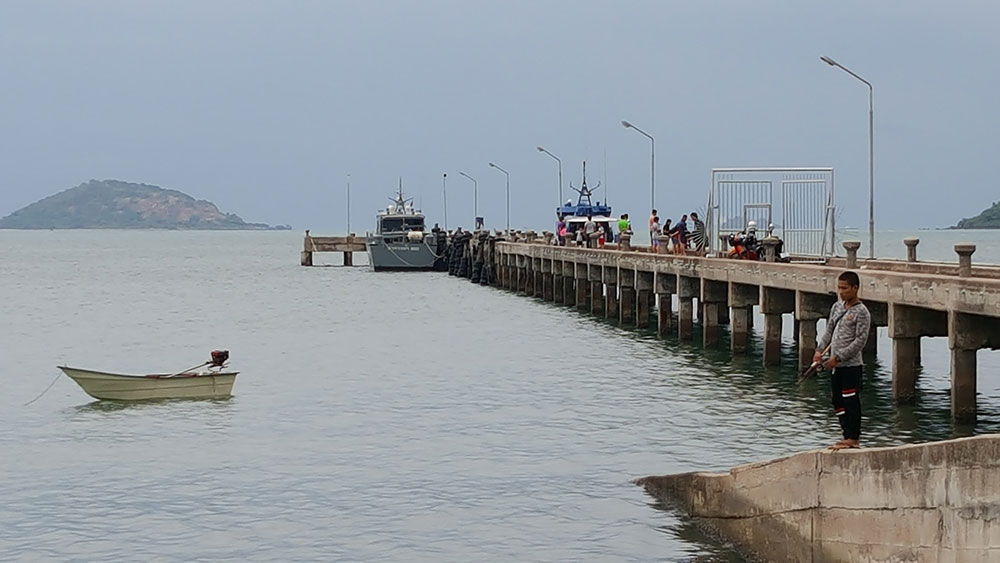 แล้วน้าโต้งก็โทมาบอกเปลี่ยนสถานที่ลงเรือ เพราะมีขบวนเสด็จ
เลยย้ายมาลง หน้าสถานีตำรวจน้ำ