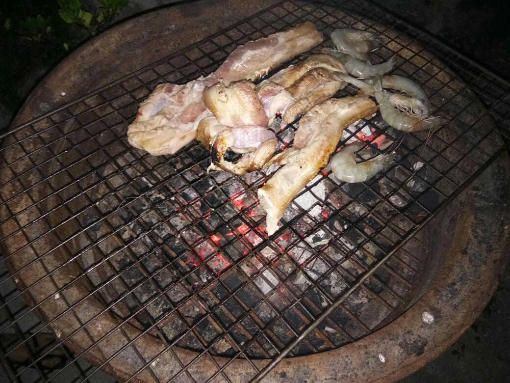 ย่างหมูทานกันส่วนค่ำคืนนี้เป็นคืนสุดท้ายที่ได้อยุ่เกาะแห่งนี้ คุยกะลุงหนุ่มว่าจะไปตีน้ำเช้าตอนตี5ครึ