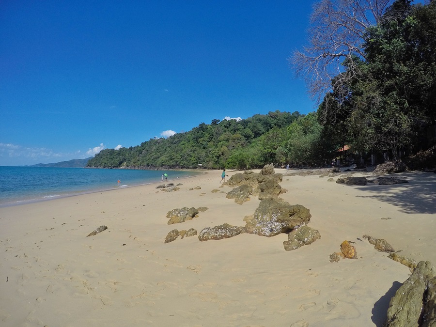 

 [center][b]นั่งสปีดโบ๊ทจากท่าเรือถึงเกาะ ประมาน40นาที ถึงเกาะเดินสำรวจหาด หมายน่าตกปลามาก[/b][/