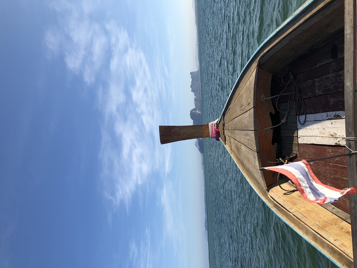 เราไปเรือหัวโทงของชาวบ้านที่ลิบงไม่มีเรือเร็วสปีดโบ๊ด
ต้องใช้เวลากว่า2ชม จากลิบงถึงเกาะรอก :cheer: