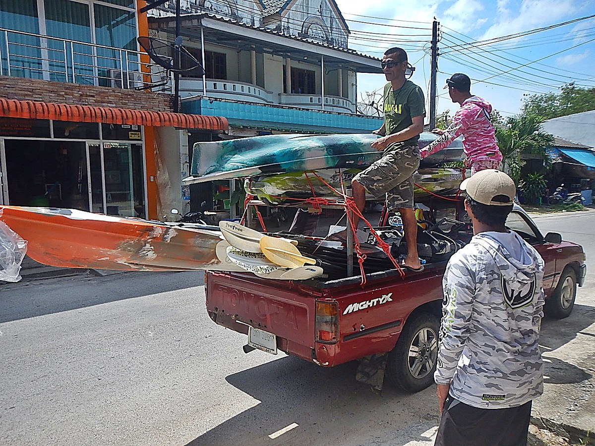 
ขนย้ายเรือคายัคเต็มกำลัง เพื่อพาข้ามไปอีกฝั่ง