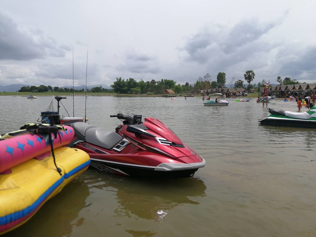 ขับไปเลอะไปเรื่อย ๆ จนมาถึง ชายหาด เขาเรียกแบบนั้น ก็มีของให้นั่งท่องเที่ยวเล่นด้วย