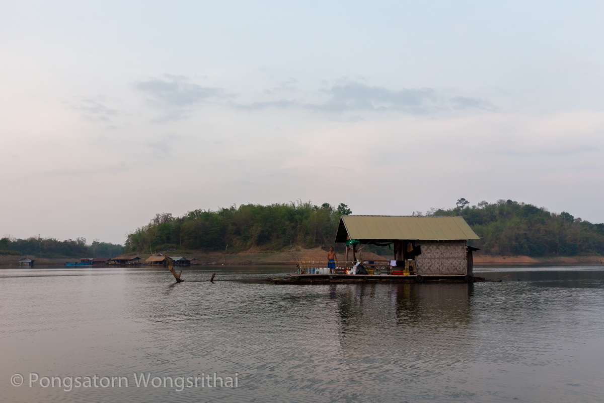 เรือลำผมออกวิ่งไปยังหมายได้ไม่ถึง 10 นาที

เสียงโทรศัพท์จากชุดหน้าดินที่เฝ้าอยู่ที่แพพักก็โทรตามมา