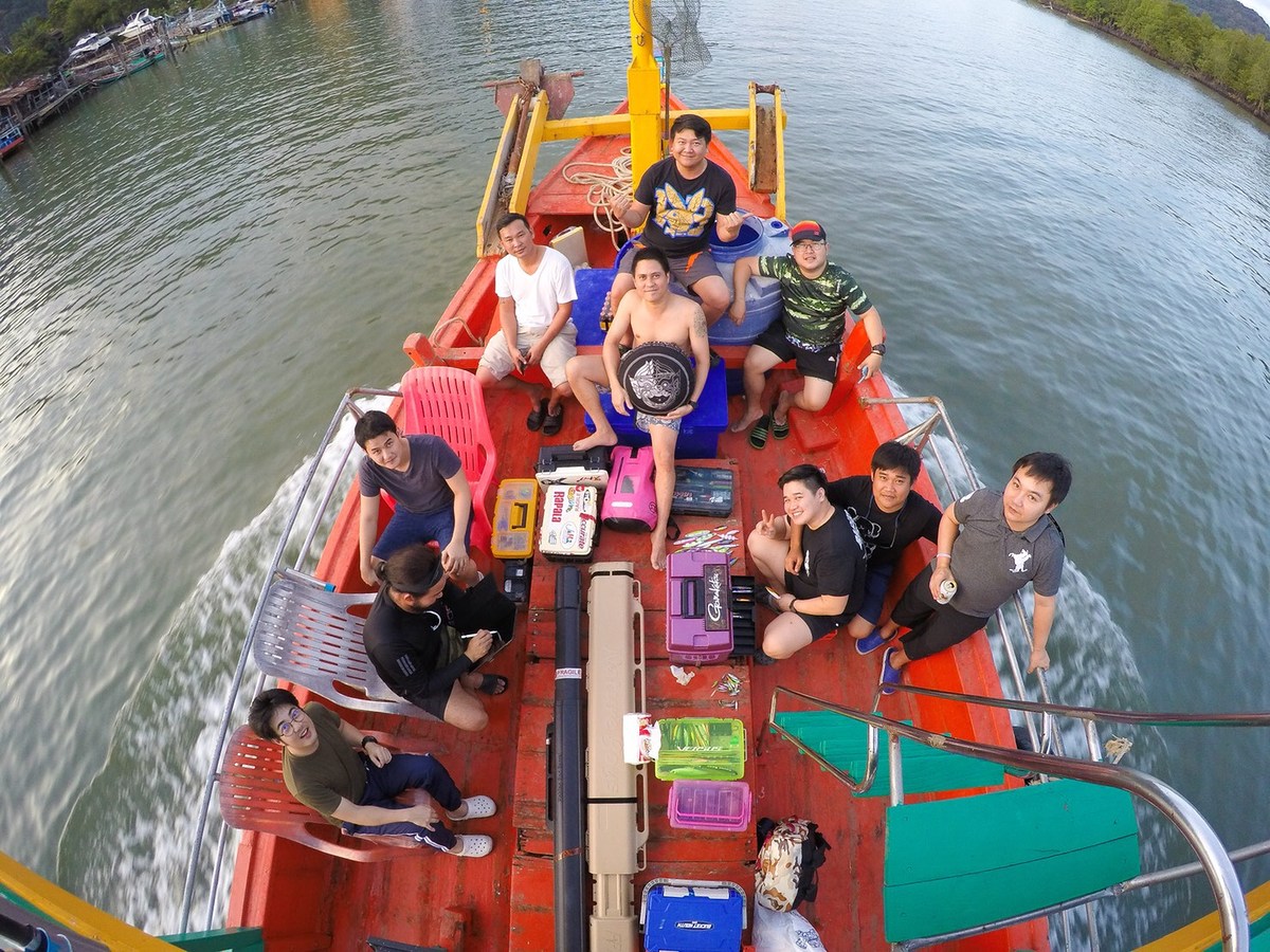 เริ่มออกเดินทางก็ชักภาพหมู่เป็นที่ระลึกก่อนครับ 