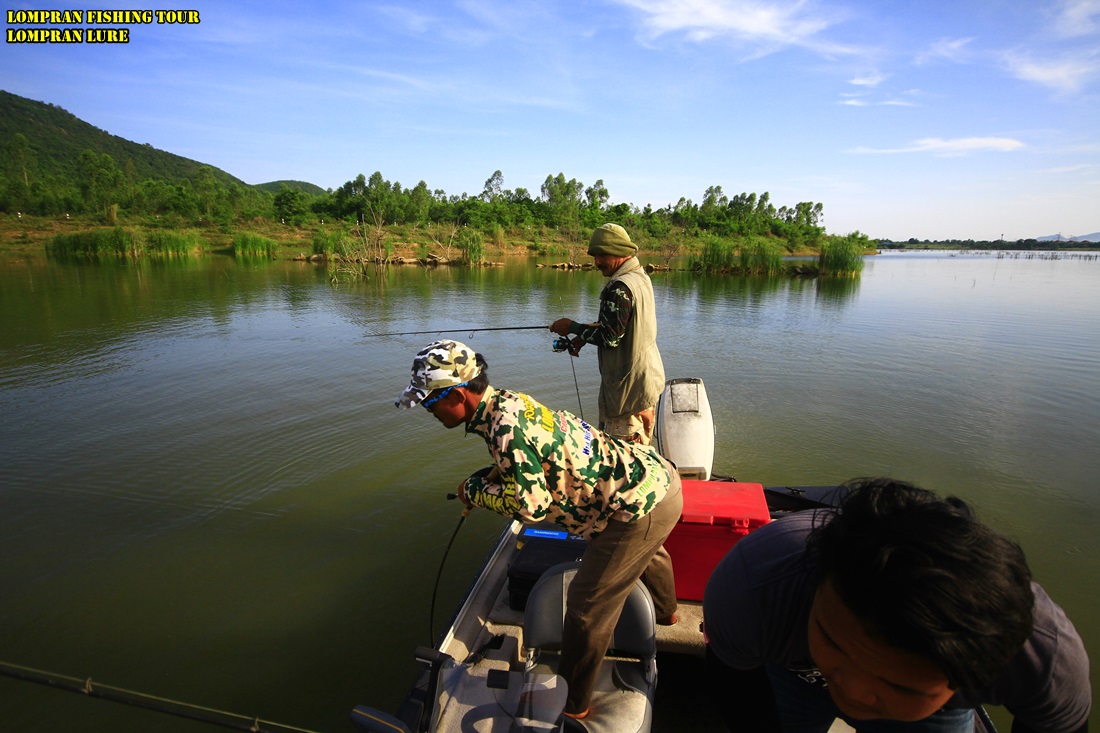 ปลาน้ำตื้น พอโดนเบ็ด ก็สวนออกเลย มุดไต้เรือ สภาพเป็นดังภาพครับ 