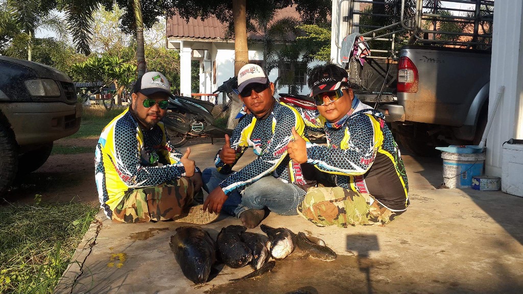 ลากันด้วยภาพนี้ครับ ครบองค์ประชุม หยุดตรงกัน ก็มีตติ้งกันหน่อย ผลงานพอได้ทำน้ำยาขนมจีนกับทำปลาส้มครั