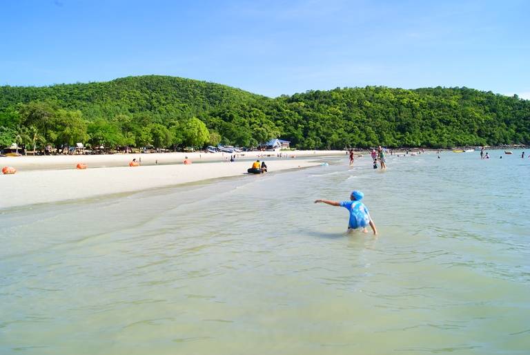 สถานที่เล่นน้ำก็ หาดทรายแก้วเลยครับ ใกล้ๆ