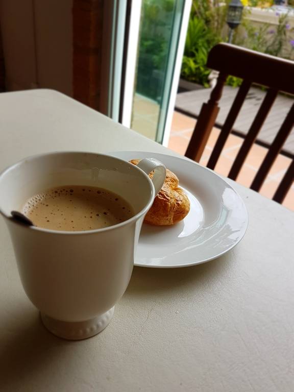 อาหารเช้า ข้าวต้ม ขนมปัง กาแฟ น้ำผลไม้ และผลไม้