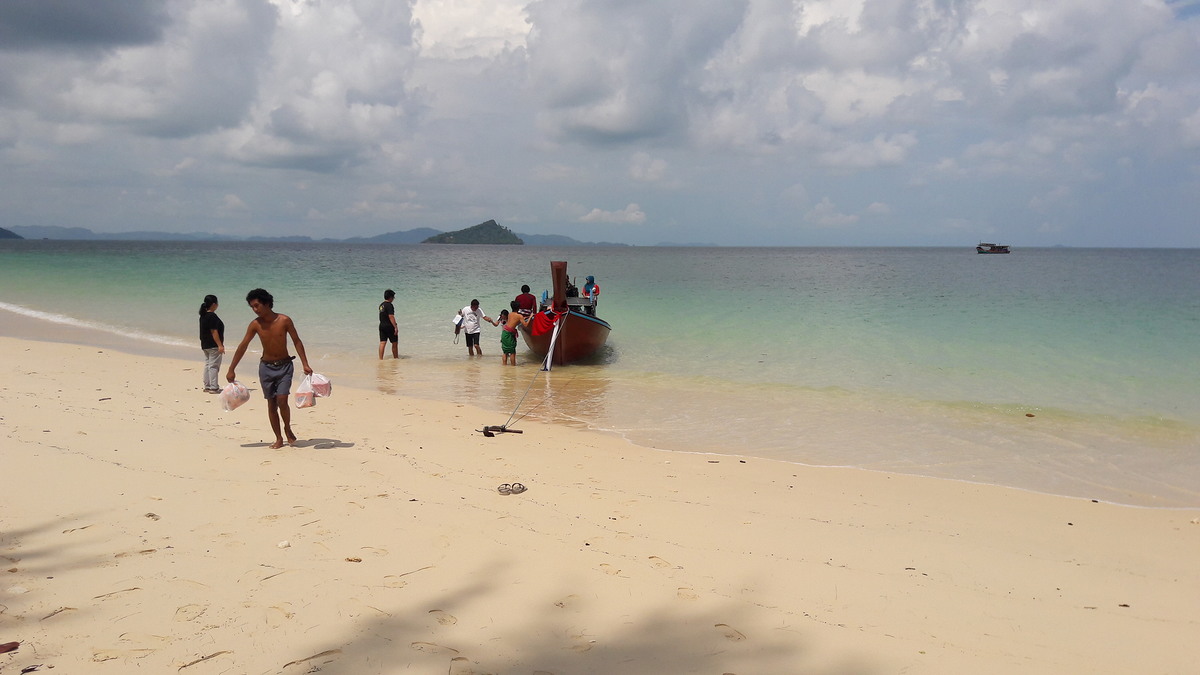 ลืม บอกครับตรงหน้าหาด ที่ขึ้นลงเรือ และร้านอาหาร ตรงนี้รู้สึกเค้าเรียก หาดแพนแซน
