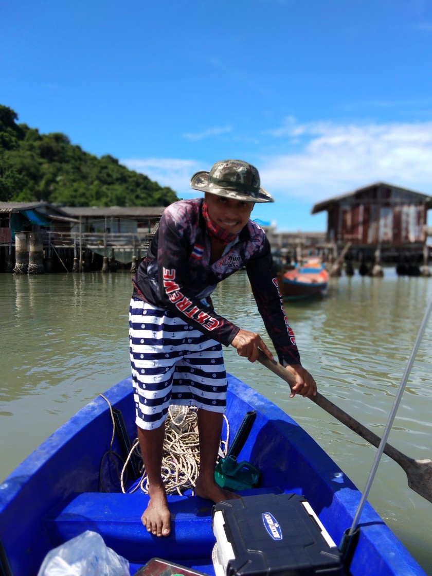 ...ตัดมาที่ตอนลงเรือเลยล่ะกันคับถึงเรือก็เกือบจะเที่ยงแล้วคับ เรือที่ใช้ออกทริปครั้งนี้เป็นเรือเล็ก 