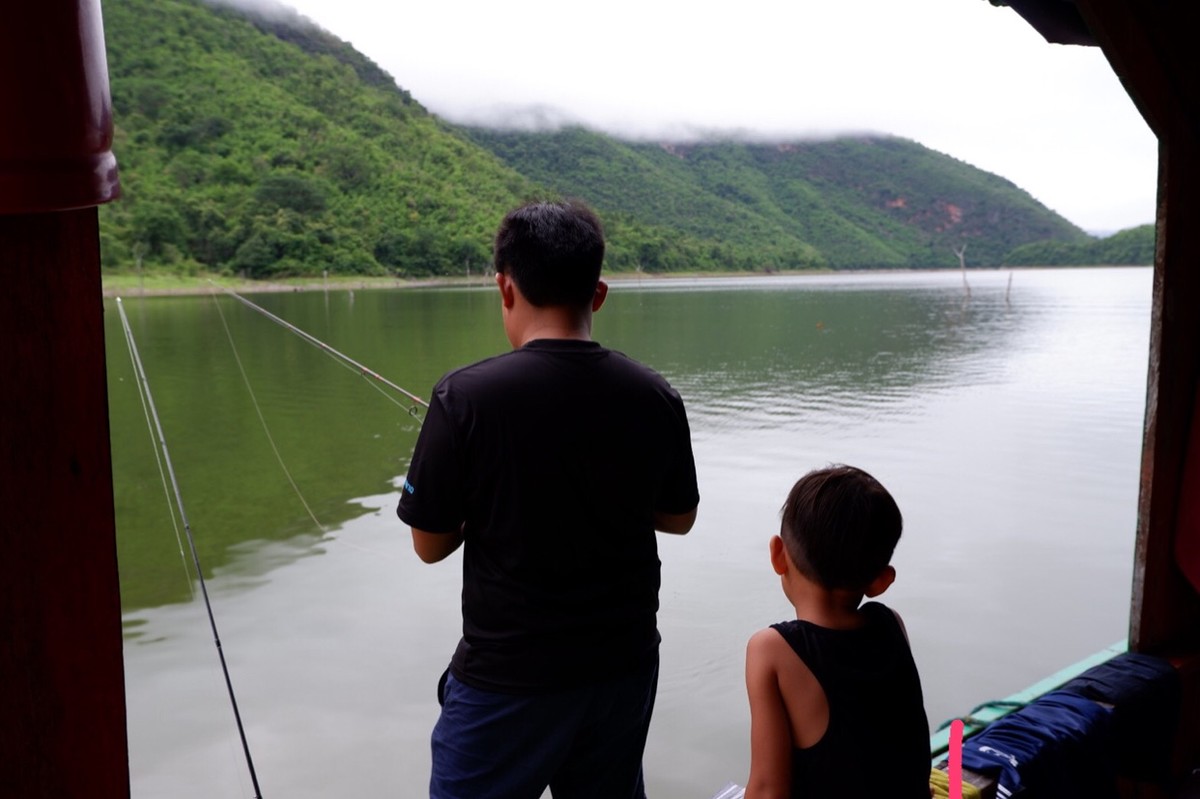 เช้าเช้าอากาศสดใสเด็กเด็กเรียนรู้ที่อยากจะตกปลาครับ 
