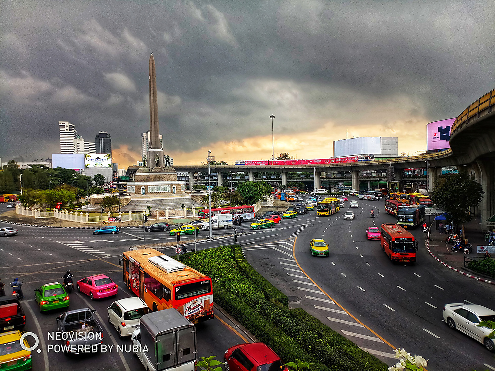 อนุสาวรีย์วันฝนถล่ม หลังรูปนี้แปบเดียว วิ่งกันกระเจิง  :laughing: